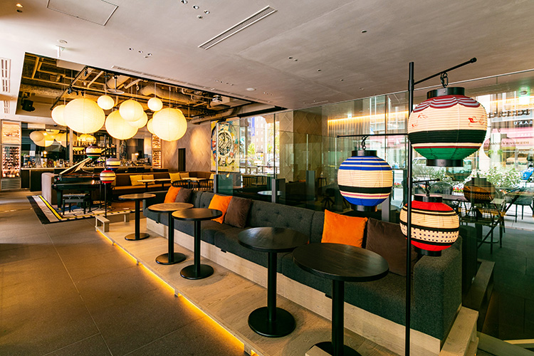 サローネ ヴァンドルディのバーカウンター