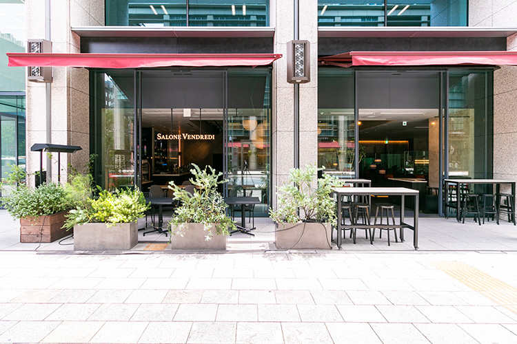 サローネ ヴァンドルディのバーカウンター